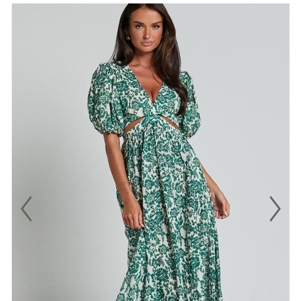 Showpo Size 14
NELLI MIDI DRESS - SHORT SLEEVE CUT OUT DRESS IN GREEN SILHOUETTE